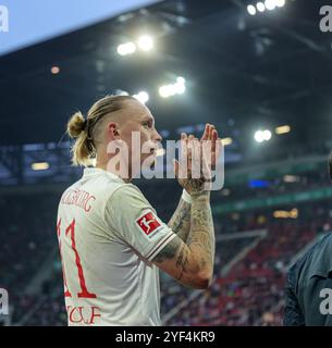 Marius Wolf (FC Augsburg #11) bedankt sich bei den Fans und verlässt den Platz wegen Verletzung: FC Augsburg gegen Borussia Dortmund, 8. SPIELTAG; DFL-VORSCHRIFTEN VERBIETEN DIE VERWENDUNG VON FOTOS ALS BILDSEQUENZEN UND/ODER QUASI-VIDEO. Stockfoto