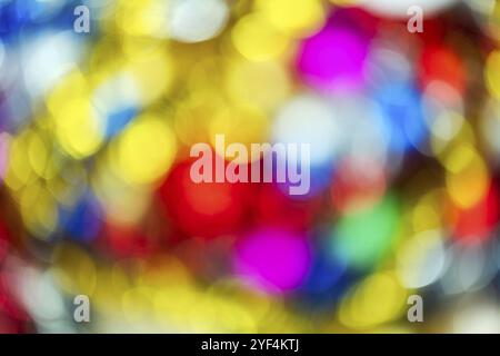 Verschwommene schöne Weihnachtsdekoration zum neuen Jahr, farbenfroher abstrakter, verschwommener Bokeh-Hintergrund. Außer Fokus leuchtende Weihnachtslichter feiern Stockfoto