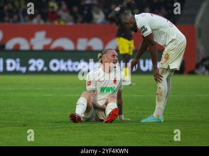 Verletzung Marius Wolf (FC Augsburg #11), mit Frank Onyeka (FC Augsburg #19); FC Augsburg gegen Borussia Dortmund, 8. SPIELTAG; DFL-VORSCHRIFTEN VERBIETEN DIE VERWENDUNG VON FOTOS ALS BILDSEQUENZEN UND/ODER QUASI-VIDEO. Stockfoto