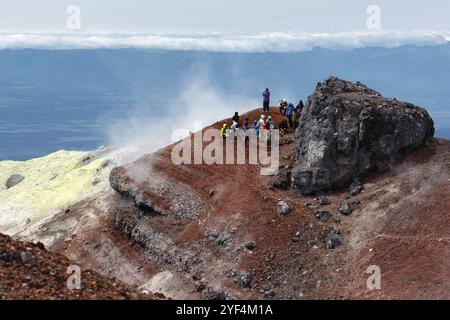 AVACHINSKY VULKAN, KAMTSCHATKA HALBINSEL, RUSSISCHER FERNOST, 7. August 2014: Große Gruppe von Touristen und Reisenden ruht im Gipfelkrater der aktiven Avacha Stockfoto