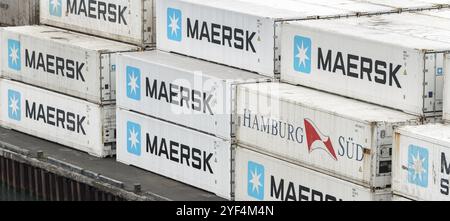 Große Gruppe von Seefrachtcontainern Maersk und Hamburg verklagten sich auf dem Pier im Containerterminal Lager im kommerziellen Seehafen im Pazifischen Ozean Stockfoto
