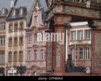 Historisches Gebäude mit kunstvollen Fachwerkdetails und barocker Fassade in mainz, rheinland-pfalz, deutschland Stockfoto