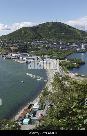 Wunderschöne Sommerlandschaft: Blick auf den Hafen Petropavlovsk-Kamtschatski, die Bucht Avacha und den Mishennaja-Berg. Fernost, Russland, Kamtschatka-Halbinsel, Eu Stockfoto