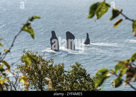 Atemberaubende Meereslandschaft der Kamchatka Halbinsel: Blick von oben auf felsige Berggipfel Inseln im Meer, Three Brothers Rocks in Avacha Bay (Pazifik) an sonnigen Tagen Stockfoto