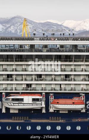 Mehrere Deck von Luxus Passagier Expedition Cruise Liner Celebrity Millennium mit Rettungsbooten an Bord Kreuzfahrtschiff. Kamtschatka Halbinsel, Ferner Osten, Russi Stockfoto