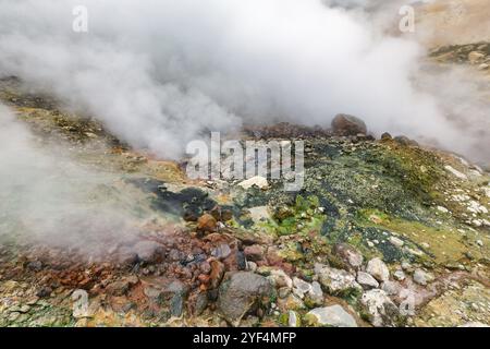 Geheimnisvoller Blick auf die vulkanische Landschaft, aggressive heiße Quellen, Eruption Fumarole, Gas-Dampf-Aktivität im Krater des aktiven Vulkans. Malerisches Mount lan Stockfoto