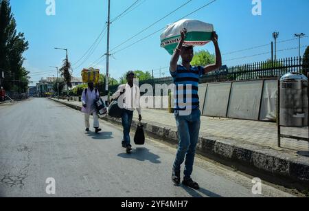 Srinagar, Kaschmir. August 2019. Die Einheimischen versorgen sich mit Lebensmitteln und wichtigen Gegenständen, während im indischen Kaschmir eine Ausgangssperre verhängt wird. Die Ausgangssperre wurde seit dem 5. August umgesetzt, nachdem die indische Regierung Artikel 370 gestrichen hatte, der dem Staat Jammu und Kaschmir einen Sonderstatus einräumte. Die Ausgangssperre wurde in Jammu und Kaschmir eingeführt, um jegliche Proteste zu unterbinden. Alle Kommunikationskanäle wurden im Kaschmir-Tal blockiert Stockfoto