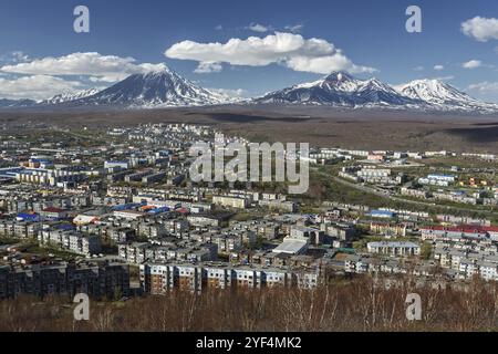 Panoramablick auf die Stadt Petropawlowsk-kamtschatski und Vulkane: Vulkan Koryaksky, Avacha Vulkan, kozelsky Vulkan. Russischen Fernen Osten, Kamtschatka Pe Stockfoto