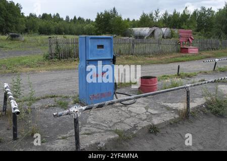 KAMTSCHATKA-HALBINSEL, RUSSLAND, 30. JULI 2018: Blauer alter sowjetischer Kraftstoffspender mit mechanischer Zähleranzeige für Benzinkraftstoff bei Provinzgasstand Stockfoto