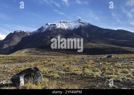 Wunderschöne vulkanische Landschaft der Region Kamtschatka: Herbstansicht des Vulkans Kozelsky auf dem Hintergrund des blauen Himmels. Avachinsky-Korjaksky-Gruppe der Vulkane, Stockfoto