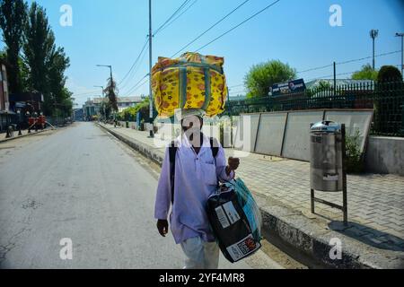 Srinagar, Kaschmir. August 2019. Die Einheimischen versorgen sich mit Lebensmitteln und wichtigen Gegenständen, während im indischen Kaschmir eine Ausgangssperre verhängt wird. Die Ausgangssperre wurde seit dem 5. August umgesetzt, nachdem die indische Regierung Artikel 370 gestrichen hatte, der dem Staat Jammu und Kaschmir einen Sonderstatus einräumte. Die Ausgangssperre wurde in Jammu und Kaschmir eingeführt, um jegliche Proteste zu unterbinden. Alle Kommunikationskanäle wurden im Kaschmir-Tal blockiert Stockfoto