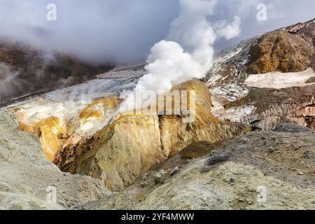 Wunderschöner Blick auf den aktiven Vulkan des Kraters, Berglandschaft: Heiße Quellen und Fumarole, geothermische Gas-Dampf-Aktivität, Lavaebene. Schönheit in der Natur, tra Stockfoto