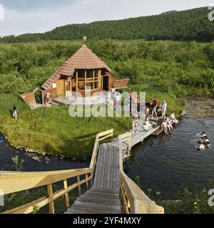 NALYCHEVO, KAMTSCHATKA-HALBINSEL, RUSSISCHER FERNOST, 11. JULI 2014: Gorjatschenski-Gruppe heiße Quellen im Naturpark Nalytschevo, beliebtes Reiseziel Stockfoto