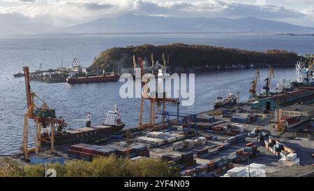 PETROPAVLOVSK KAMTSCHATSKI STADT, KAMTSCHATKA, RUSSLAND, 3. OKT 2017: Panoramablick auf Schiffe am Pier, Hafenkräne im kommerziellen Seehafen Petropavlovsk-Kamcha Stockfoto