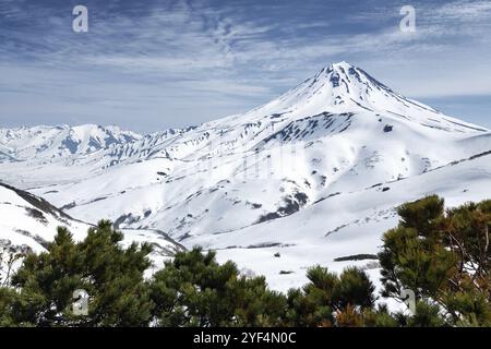 Winter Berglandschaft, schöner Blick auf den schneebedeckten Kegel des Vulkans Vilyuchinsky. Kamtschatka Halbinsel, Russischer Fernost, Asien Stockfoto