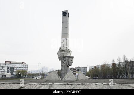 PETROPAVLOVSK KAMTSCHATSKI-STADT, KAMTSCHATKA-HALBINSEL, RUSSISCHER FERNOST, 28. MAI 2016: STADTBILD, Panoramablick auf Stela, Denkmal von Kamtschatka Frontier-G Stockfoto