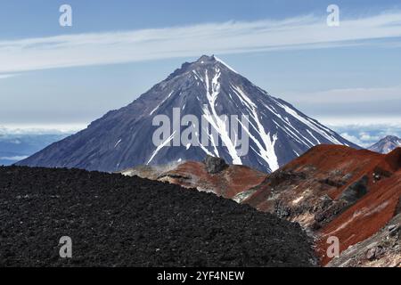 Wunderschöne vulkanische Landschaft Kamtschatka: Blick auf die Spitze des Kegels des Korjaksky-Vulkans von der Landschaft aktiven Krater des Avacha-Vulkans an einem sonnigen Tag und blau Stockfoto