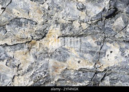 Risse im Stein Oberfläche Grau und Braun. Detaillierte Natur Hintergrund oder Muster Textur in natürlicher Umgebung. Viele Jahre überstanden, inimitab Stockfoto