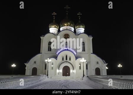 PETROPAVLOVSK, KAMTSCHATKA, RUSSLAND, 6. JAN 2018: Nächtliche architektonische Beleuchtung des Gebäudes der Dreifaltigkeitskirche der orthodoxen Kathedrale von Petropavlovsk, Kamch Stockfoto