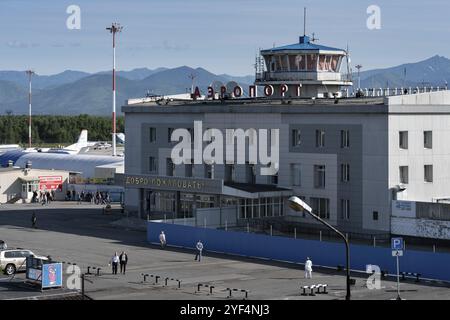 KAMTSCHATKA-HALBINSEL, RUSSISCHER FERNOST, 6. AUGUST 2018: Blick von oben auf das Gebäude des kommerziellen Flughafenterminals Petropawlowsk-Kamtschatski-Stadt (Jelizowo Stockfoto