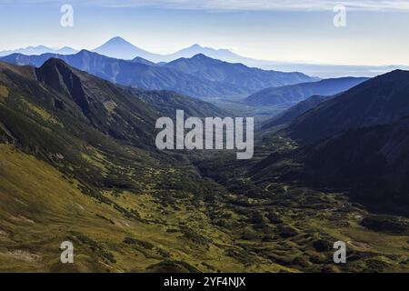 Wunderschöne herbstliche Berglandschaft: Panoramablick auf Berge, See und Vulkane. Eurasien, Russischer Fernost, Kamtschatka-Halbinsel Stockfoto