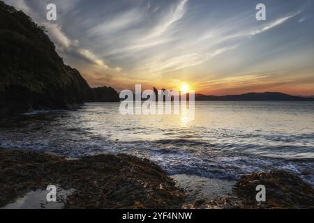 Meereslandschaft der Kamchatka Halbinsel: Wunderschöner Blick auf den Sonnenuntergang über Three Brothers Rocks in Avacha Bay (Pazifik). Region Kamtschatka, Russland, Fernost Stockfoto