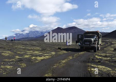 TOLBACHIK VULKAN, KAMTSCHATKA HALBINSEL, RUSSLAND, 27. August 2014: Russischer extremer Offroad-Expeditionswagen ZIL-131 (6-Rad-Antrieb) auf Bergstraße auf BA Stockfoto