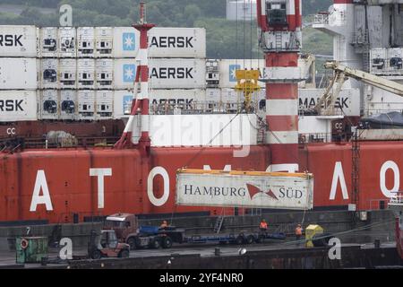 Crane entlädt das russische Containerschiff Sevmorput, ein nuklearbetriebenes Eisbrecherfeuchter an Bord des Schiffsträgers. Terminal kommerzieller Seehafen. Pazifik, K Stockfoto