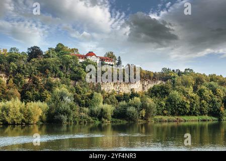Herbstlandschaft, Fluss Und Ufer Mit Bäumen, Büschen Und Stadthäusern Marbach Am Neckar. Panoramablick auf den Fluss in Einem Stadtpark. Laub Stockfoto