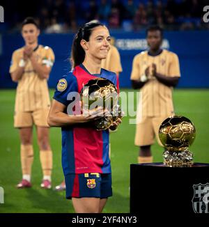 Barcelona, Spanien. November 2024. Aitana Bonmati vom FC Barcelona mit dem Gold Ball vor dem Auftakt während des Liga-F-Spiels, Datum 8, zwischen dem FC Barcelona und SD Eibar spielte am 2. November 2024 im Johan Cruyff Stadium in Barcelona Spanien. (Foto: Blai Lage/PRESSINPHOTO) Credit: PRESSINPHOTO SPORTS AGENCY/Alamy Live News Stockfoto