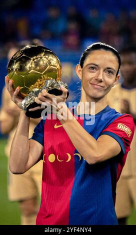 Barcelona, Spanien. November 2024. Aitana Bonmati vom FC Barcelona mit dem Gold Ball vor dem Auftakt während des Liga-F-Spiels, Datum 8, zwischen dem FC Barcelona und SD Eibar spielte am 2. November 2024 im Johan Cruyff Stadium in Barcelona Spanien. (Foto: Blai Lage/PRESSINPHOTO) Credit: PRESSINPHOTO SPORTS AGENCY/Alamy Live News Stockfoto