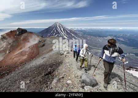 AVACHA VULKAN, KAMTSCHATKA HALBINSEL, RUSSISCHER FERNOST, 7. August 2014: Gruppe von Wanderern, die am Rand des Gipfelkraters des aktiven Avachinsky-Vulkans klettern Stockfoto