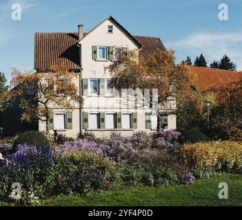 Haus mit schönem Garten im Herbst. Blumen im Park. Bietigheim-Bissingen. Deutschland, Europa. Herbst Park und Haus, niemand, Busch und Grenery Stockfoto