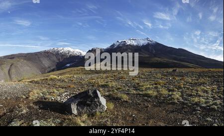 Panorama, vulkanische Landschaft der Kamtschatka Halbinsel: Herbstblick auf den Kozelsky Vulkan an sonnigem Tag. Avachinsky-Korjaksky-Gruppe der Vulkane, Kamtschatka Stockfoto