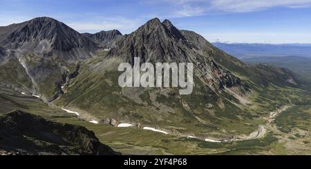 Wunderschöne herbstliche Berglandschaft mit Panoramablick an einem sonnigen Tag. Fernost, Russland, Kamtschatka-Halbinsel, Europa Stockfoto