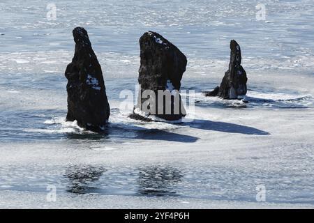 Landschaft Meereslandschaft der Kamtschatka Halbinsel: Winterblick auf felsige Inseln im Meer, Three Brothers Rocks in Avachinskaya Bay (Avacha Bay) an sonnigen Tagen. Stockfoto