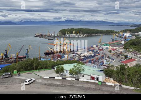 PETROPAVLOVSK-KAMTSCHATSKI, KAMTSCHATKA, RUSSLAND, 08. JULI 2013: Blick auf die Stadt Petropavlovsk-Kamtschatski und den kommerziellen Hafen. Russland, Fernost, Kamtschatka Stockfoto