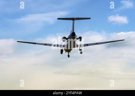 Russischer Jet Jakowlew Jak-40K, Passagierflugzeug mit drei Motoren, Pendler-Trijet im Flug gegen blaue Wolken. Rückansicht des Flugzeugs. Tail Num Stockfoto