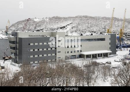 PETROPAVLOVSK-KAMTSCHATSKI-STADT, KAMTSCHATKA, RUSSLAND, 12. JAN 2017: Winterblick bei schneebedecktem Wetter auf das neue moderne Gebäude der Marine Station in kommerzieller Nutzung Stockfoto