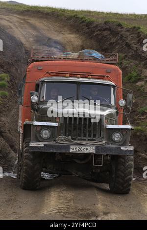 Geländewagen für extreme Expeditionen Ural fährt auf Bergstraßen, transportiert Reisende in Richtung Reiseziele zum Klettern und Wandern. Ka Stockfoto