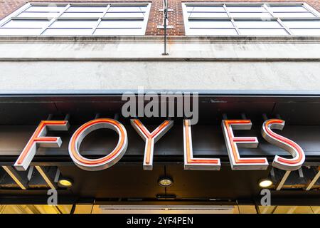 Schild am Eingang des Foyles Buchladens an der Charing Cross Road, London, England Stockfoto