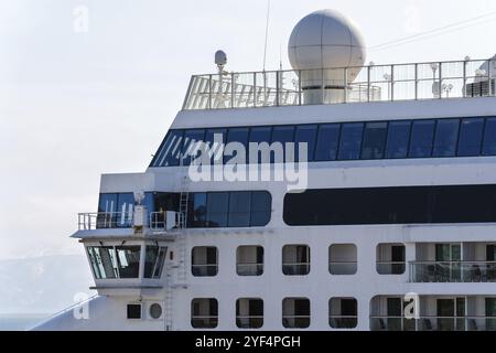 PAZIFIK, KAMTSCHATKA HALBINSEL, RUSSISCHER FERNOST, 10. MAI 2019: Oberdeck des Passagier Expedition Kreuzfahrtschiffes Norwegisches Juwel (Norwegische Kreuzfahrt) Stockfoto