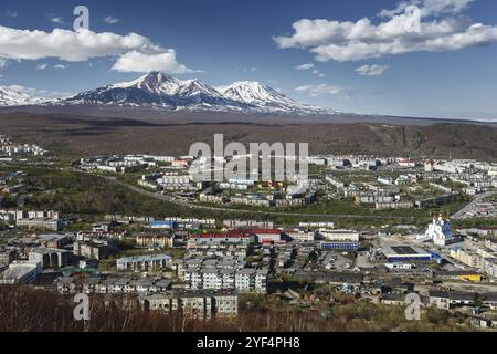 Panoramablick auf die Stadt Petropavlovsk-Kamtschatski und die Vulkane Avacha und Kozelsky. Fernost, Russland, Kamtschatka-Halbinsel, Europa Stockfoto