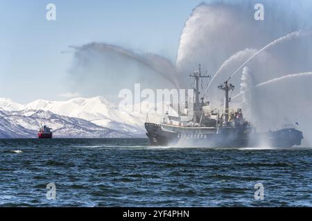 KAMTSCHATKA, RUSSLAND, 27. April 2019: Feuerlöschungs- und Rettungsschiff der Pazifischen Flotte Russlands, das Wasser auf den Ozean sprüht, um den Notfall eines Brandes zu unterstützen Stockfoto