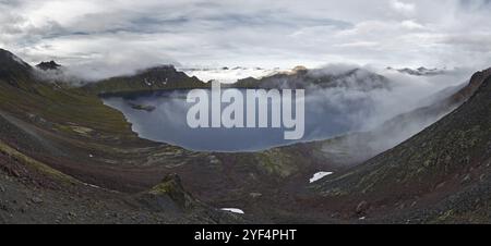 Landschaft Panorama Landschaft der Kamchatka Halbinsel: Blick auf den wunderschönen Bergsee im Krater aktiven Khangar Vulkan und Inseln im See. Eurasien, Russ Stockfoto