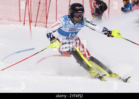 MOROZNAYA BERG, KAMTSCHATKA HALBINSEL, RUSSISCHE FÖDERATION, 28. MÄRZ 2019: Bergskifahrer Krystof Kryzl Tschechische Skifahren bergab. International Stockfoto