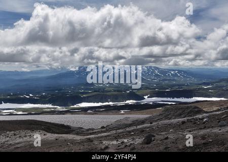 Wunderschöne (vulkanische) bewölkte Berglandschaft der Kamtschatka Halbinsel. Asien, Russischer Fernost Stockfoto