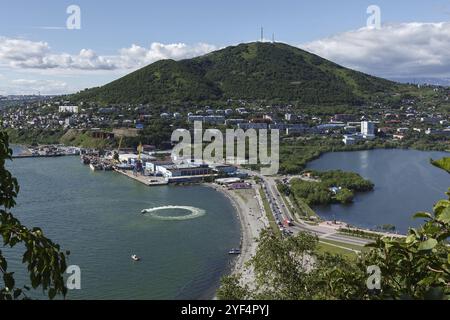 Wunderschöne Sommerlandschaft: Blick auf den Seehafen Petropavlovsk-Kamtschatski, die Bucht Avacha, den See Kultuchnoe und den Berg Mischnennaya an einem sonnigen Tag. Far Eas Stockfoto