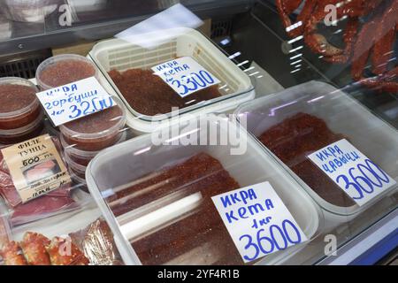 PETROPAVLOVSK STADT, KAMTSCHATKA HALBINSEL, RUSSLAND, 20. MAI 2018: Gesalzener granularer Kaviar pazifischer Wildlachsfisch, rosa Lachs, Chum Lachs, chinook Stockfoto