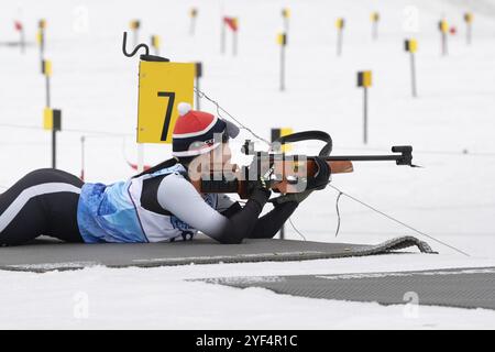 Sportlerin Choi Yoonah Südkoreas Gewehrschießen in Bauchlage. Biathlet im Schießstand der offenen regionalen Juniorbiathlon-Wettkämpfe Stockfoto